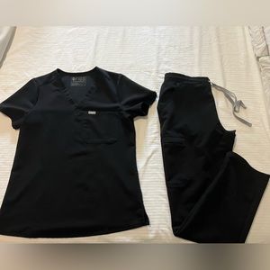 Black Figs scrub set